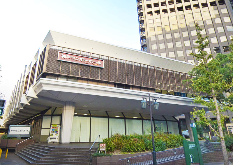 神戸の中心地に立つ神戸サンボーホールは、三宮駅までの徒歩圏内で、1階大展示場1017㎡。2階大展示場1308㎡の面積を有しています。