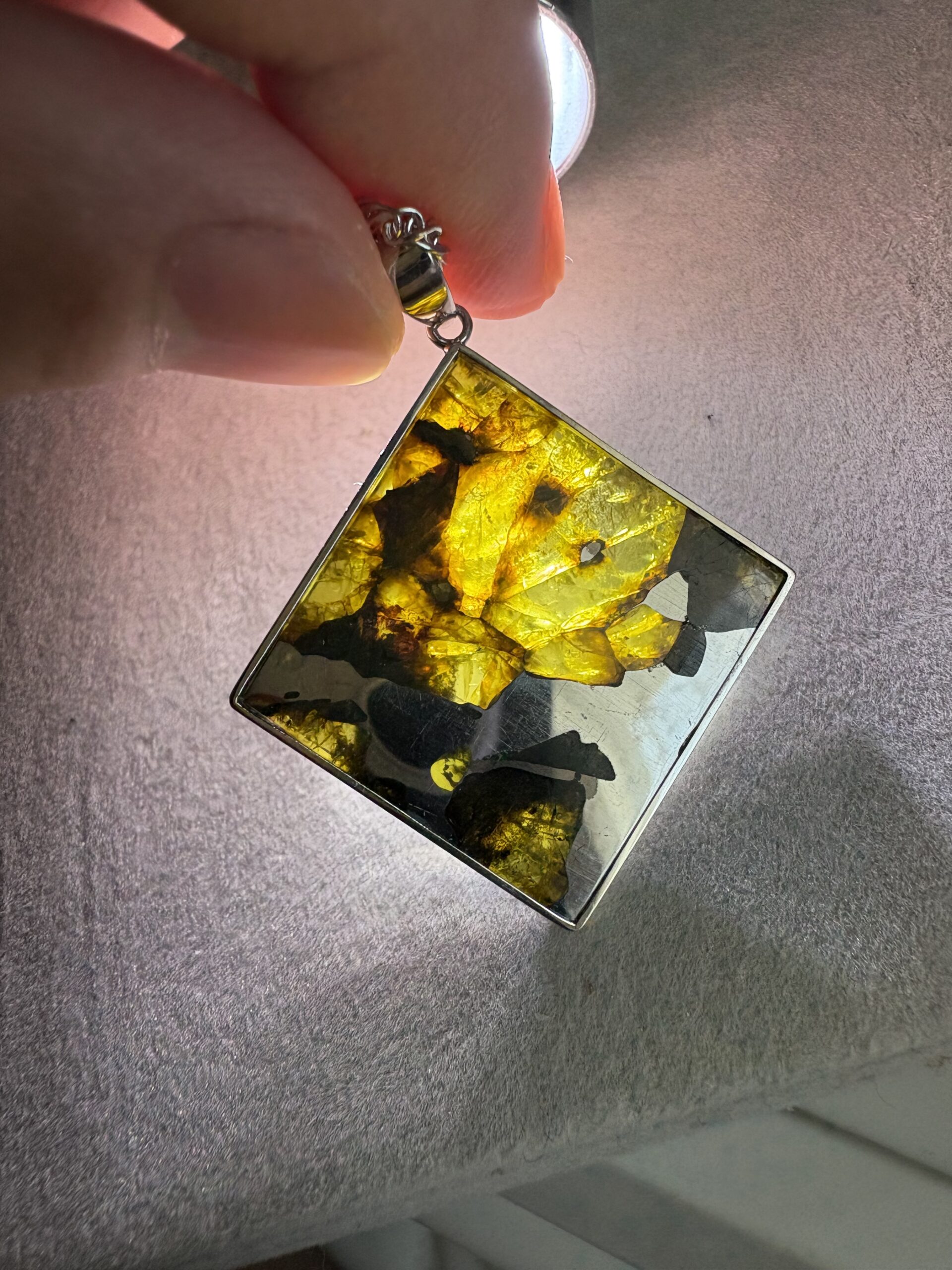 秘密の石屋のロゴ